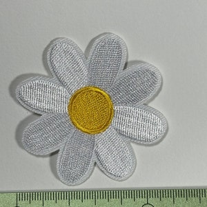 Peut inclure: Patch de fleur de marguerite en feutre blanc avec un centre jaune. Le patch mesure environ 5 cm de diamètre.