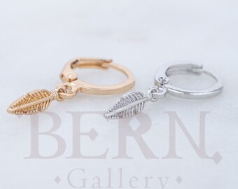 Tiny Feather Hoop Earrings • Boho • Hoop earrings • Small hoop earrings • Feather earrings • Feather • Dangle earrings • Gold • Minimalist