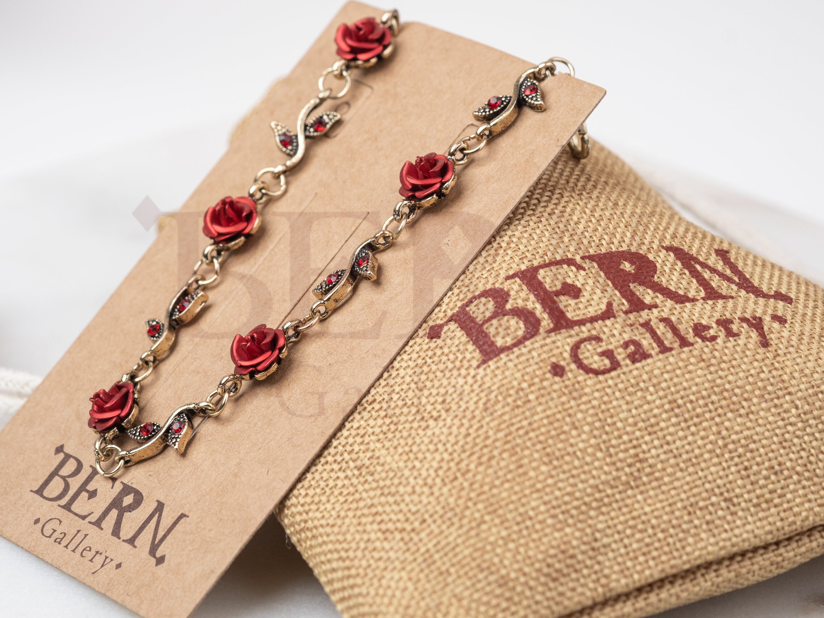 Juwelen Voor De Bruid: Sluier, Oorringen, Armband En Rode Rozen Stock