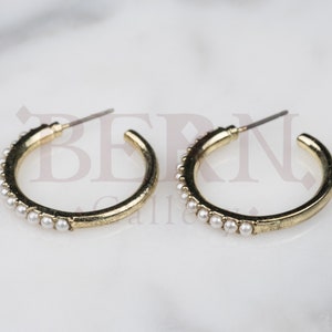 Huggie Hoop Earrings with Pearls • Gold earrings • Statement earrings • Pearl earrings • Minimalist earrings • Huggie earrings • Pearl