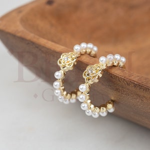 Aro Huggie con perla y flor dorada • Regalo para dama de honor • Boho • Aros • Aro helicoidal • Aros de perla • Aro dorado • Perla • Flor