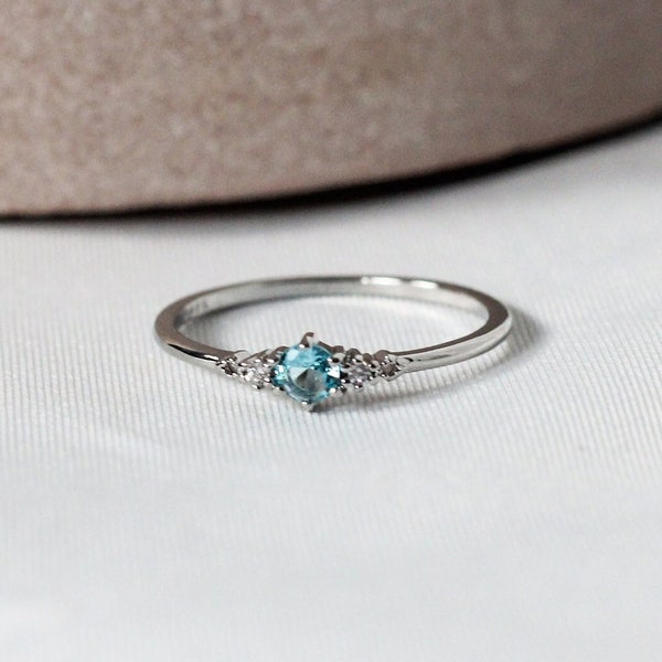 délicate bague aigue-marine bleue taille brillant en argent sterling | Pierre de naissance de mars | Tailles américaines 5, 6, 7, 8, 9, 10, 11 (Royaume-Uni J, L, N, P, R, T, V)