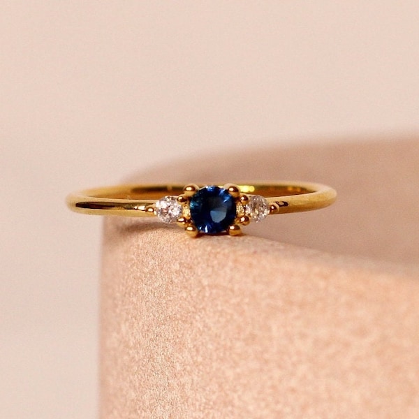 Bague saphir bleu et faux diamant en or vermeil 14 carats | Pierre de naissance de septembre | Tailles US 6, 7, 8 (UK L, O, Q)