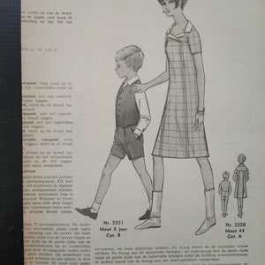 Pode incluir: Uma ilustração em preto e branco de 1965 apresenta uma mulher e um menino modelando roupas. A mulher usa um vestido xadrez, e o menino está de calças curtas e colete. O texto inclui números de padrão e tamanhos.