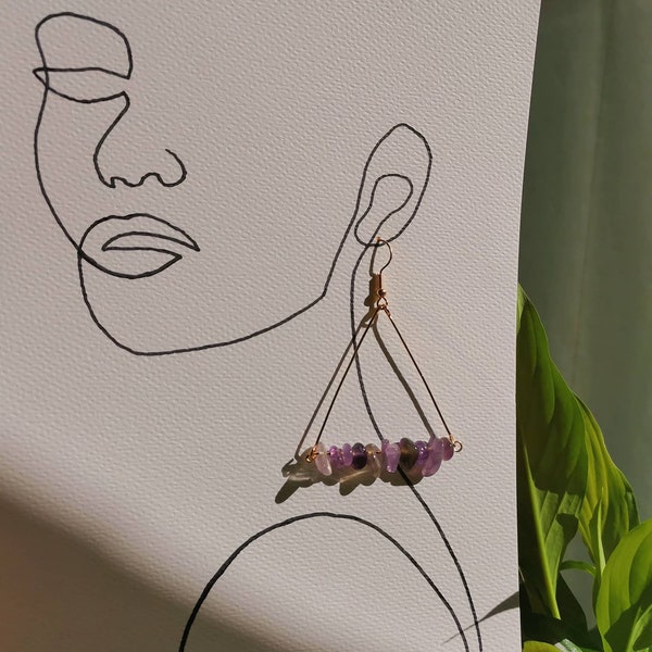 Orecchini triangolari fatti a mano color oro con pietre in ametista viola / Handmade gold color earrings with purple amethyst stones