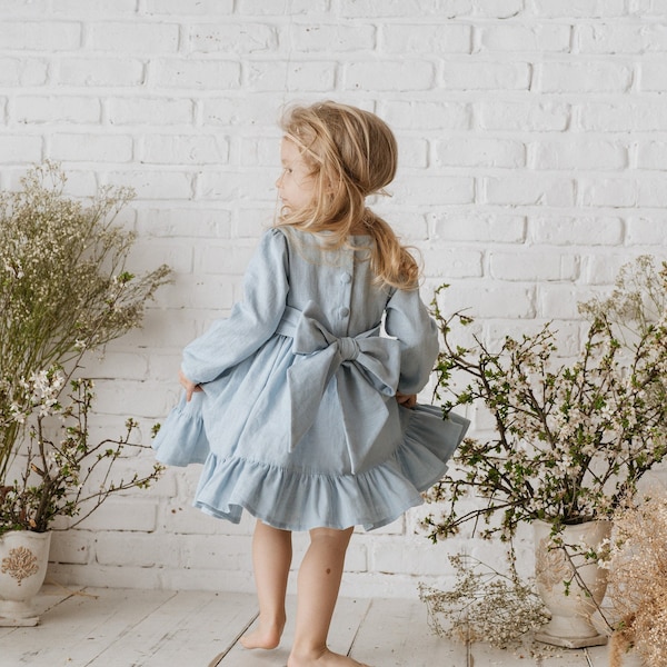 Robe bleu clair en lin pour fille avec nœud et ceinture à volants et boutons recouverts dans le dos || Robe de demoiselle d'honneur d'anniversaire de Pâques