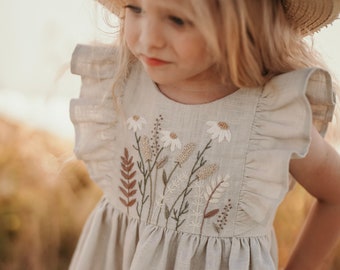 Vestido de lino de niña con mangas de aleteo beige natural con bordado hecho a mano / botones de madera traseros / vestido de niña de flores de primavera de cumpleaños de Pascua