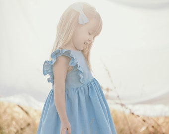 Vestido de lino azul claro con mangas de aleteo para niña / Botones de madera en la espalda / Vestido de lino para niña de las flores de primavera de cumpleaños de Pascua