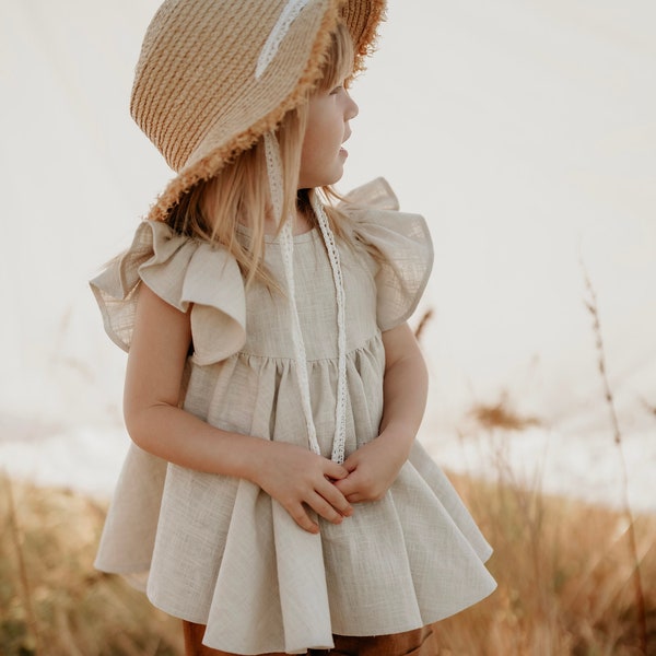 Natürliche Beige Flutter Ärmel Baby Mädchen Leinen Top mit Zurück Knopfverschluss und Tellerrock | Ostern Geburtstag Frühling Top