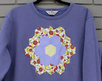 Quilt Patchwork Crewneck (L) - Bloque de edredón de jardín de flores púrpura Crewneck