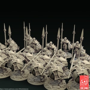 Peut inclure: Un groupe de 10 figurines miniatures en plastique gris d'orcs tenant des lances et des boucliers. Les figurines sont debout sur une base de pierre brisée. Le texte "ORC KING" est visible dans le coin inférieur droit de l'image.