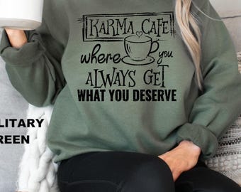 Projekt koszulki Karma Cafe Coffee: zabawny slogan PNG (pobranie cyfrowe)