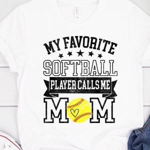 Mamá de softbol retro PNG, mi jugadora de softbol favorita me llama mamá, mamá de softbol angustiada, descarga digital, imprimible, cartas universitarias