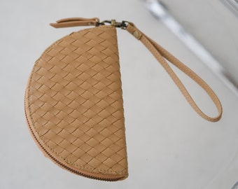 Cartera minimalista de cuero tejido beige, cartera con forma de media luna, monedero de cuero, cartera de cuero con pulsera, cartera para mujer, cartera de viaje