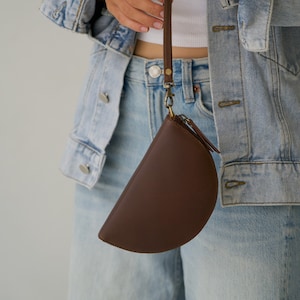 Cartera minimalista de cuero marrón silla de montar, cartera en forma de media luna, cartera de monedas de cuero, cartera de pulsera de cuero, cartera de mujer, cartera de viaje