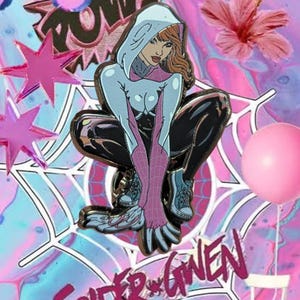 Puede incluir: Un pin que representa a Spider-Gwen en cuclillas, con un traje con capucha azul claro y blanco, detalles en rosa y leggings negros. El fondo incluye una burbuja "POW!" de estilo cómic rosa, estrellas y las palabras "Spider-Gwen".