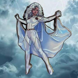 Może przedstawiać: Przypinka przedstawiająca postać Storm z X-Men. Przypinka przedstawia Storm w białym kostiumie z niebieską peleryną, na tle pochmurnego nieba z błyskawicami. Przypinka ma metalową obwódkę.