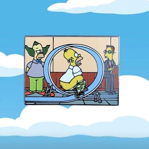 Może przedstawiać: Emaliowana przypinka przedstawiająca scenę z Simpsonów. Homer Simpson jest przypięty do urządzenia podobnego do kolejki górskiej, z Krustym Klaunem i mężczyzną w garniturze obserwującymi. Przypinka ma niebieską, żółtą, zieloną i brązową kolorystykę.