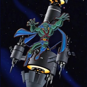 Puede incluir: Una figura de superhéroe verde con capa y traje azul se representa en una pose dinámica sobre un fondo de estación espacial y cielo estrellado. El personaje tiene un cinturón rojo y está rodeado por un fondo azul oscuro y negro.