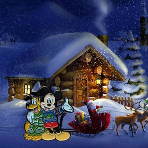 Könnte beinhalten: Mickey Mouse und Pluto tragen Weihnachtspullover und stehen vor einer verschneiten Hütte. Der Weihnachtsmann sitzt in seinem Schlitten, der von Rentieren gezogen wird.