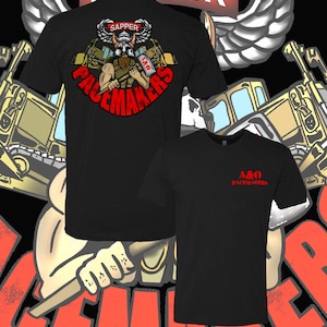 Könnte beinhalten: Zwei schwarze T-Shirts mit einem roten und weißen Grafikdesign. Die Vorderseite eines Shirts hat den Text "A&O PACEMAKERS" und die Rückseite des anderen Shirts hat eine Grafik eines Soldaten mit einer Spitzhacke und den Text "SAPPER PACEMAKERS".