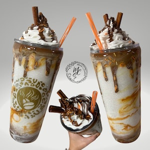Gobelet à moka caramel, tasse personnalisée avec un couvercle amovible crème fouettée 3D réaliste, un filet de caramel et un coulis 3D.