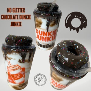 Vaso Dunkie Junkie, vaso en forma de donut en 3D con adorno removible con gotas de chocolate y chispas. Chocolate Dunkie Junkie.