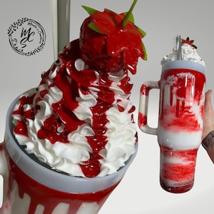 Fraise moka avec gobelet amovible 3D et gouttes rouges 3D, tasse pailletée, garniture crème fouettée, rouge et paillettes.