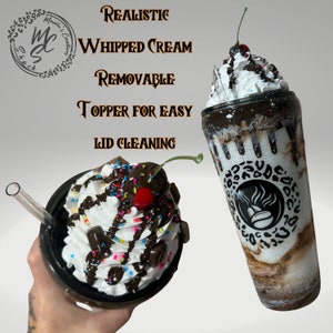 K&ouml;nnte beinhalten: Ein Becher mit abnehmbarem Deckel, verziert mit realistischer wei&szlig;er Schlagsahne, Schokoladensauce, bunten Streuseln und einer Kirsche. Der Becher hat ein wei&szlig;es Glitzer-Finish, ein schwarzes Leopardenmuster und ein Kaffeebohnen-Logo. Text: REALISTIC WHIPPED CREAM REMOVABLE TOPPER FOR EASY LID CLEANING.