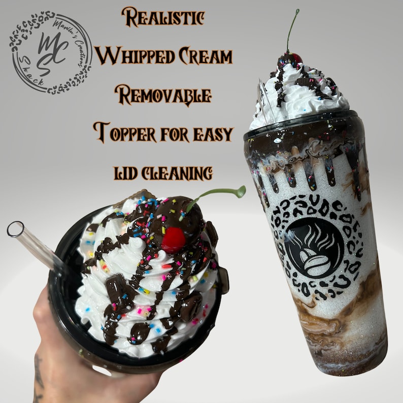 K&ouml;nnte beinhalten: Ein Becher mit abnehmbarem Deckel, verziert mit realistischer wei&szlig;er Schlagsahne, Schokoladensauce, bunten Streuseln und einer Kirsche. Der Becher hat ein wei&szlig;es Glitzer-Finish, ein schwarzes Leopardenmuster und ein Kaffeebohnen-Logo. Text: REALISTIC WHIPPED CREAM REMOVABLE TOPPER FOR EASY LID CLEANING.