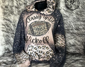 Bluza z kapturem i nadrukiem w panterkę w stylu futbolowym: elegancka aż do rozpoczęcia meczu