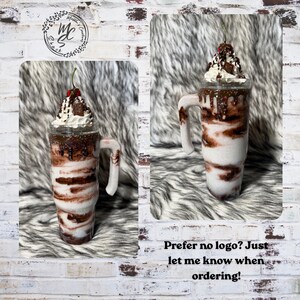 K&ouml;nnte beinhalten: Ein hoher Becher mit Henkel im wei&szlig;-braunen Marmordesign, verziert mit k&uuml;nstlicher Schlagsahne, Schokoladenguss, Streuseln und einer Kirsche. Der Text "Prefer no logo? Just let me know when ordering!" ist unten zu sehen.