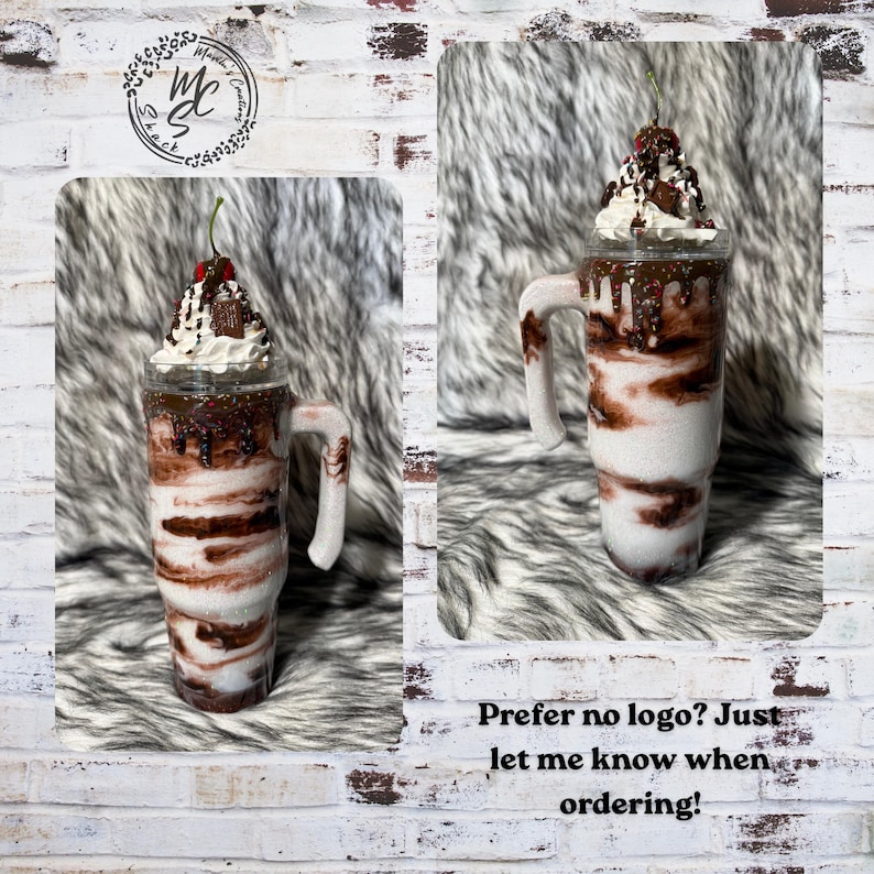 K&ouml;nnte beinhalten: Ein hoher Becher mit Henkel im wei&szlig;-braunen Marmordesign, verziert mit k&uuml;nstlicher Schlagsahne, Schokoladenguss, Streuseln und einer Kirsche. Der Text "Prefer no logo? Just let me know when ordering!" ist unten zu sehen.