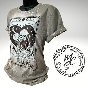 Camiseta de los amantes del tarot, camiseta retro con esqueleto desgastado para amantes, camiseta con carta del tarot blanqueada, parte superior súper suave, regalo para ella o para él.