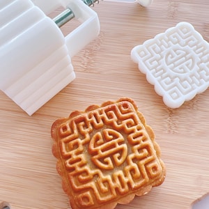 4pc Handmade Traditional Chinese Mooncakes with Salted Egg Yolk, Mid-Autumn Festival, Lunar New Year. 纯手工中国传统咸蛋黄月饼。
