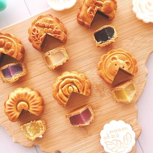 Traditional Asian Chinese Mooncakes filling with Mooncake Paste and Salted Egg Yolk 亚洲中国传统手工月饼