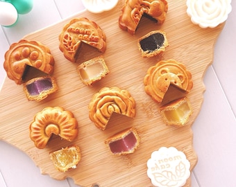 Traditional Asian Chinese Mooncakes filling with Mooncake Paste and Salted Egg Yolk 亚洲中国传统手工月饼