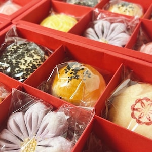 12pc-Traditional Asian Chinese Pastries Mooncakes Gift Box, Chinese New Year, Mid-Autumn Day, Mooncake Festival. 中国传统酥皮糕点月饼点心蛋黄酥 中秋节春节 礼盒伴手礼