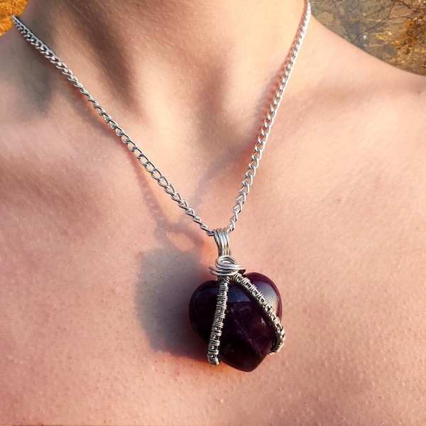 Collier indépendant féerique coeur en cristal d'améthyste par Okeanos Creations