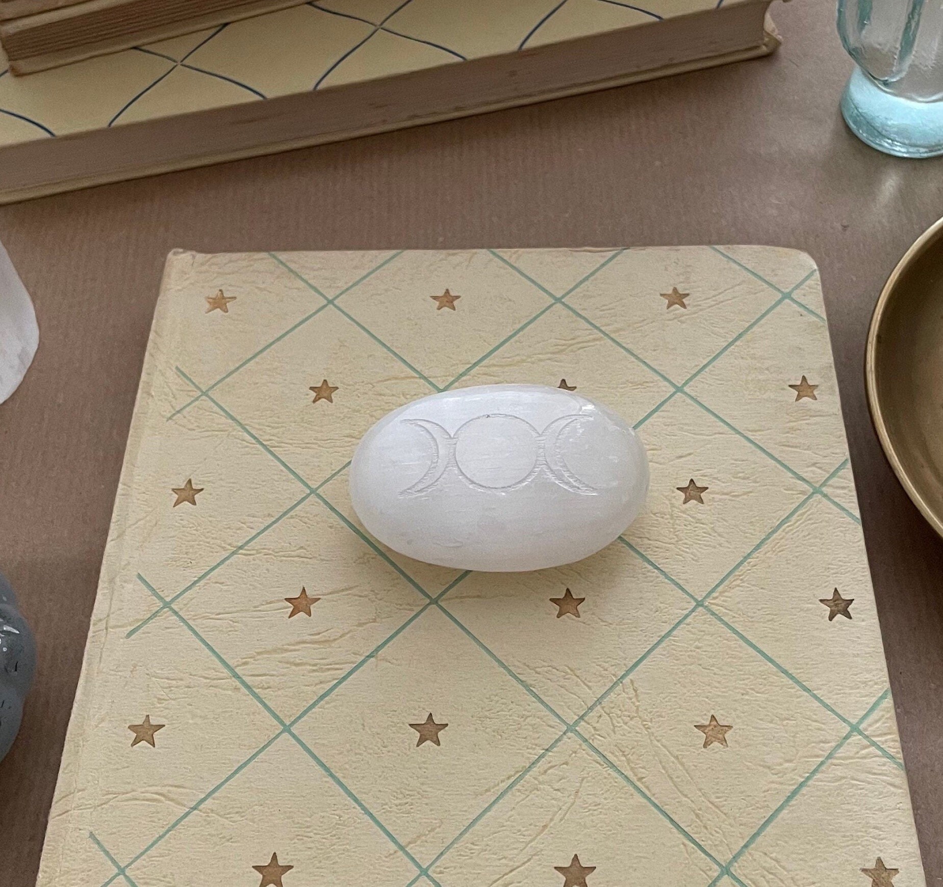 Galet en Sélénite Triple Lune Lithothérapie Pierre Naturelle Wicca Gravé Symbole Déesse