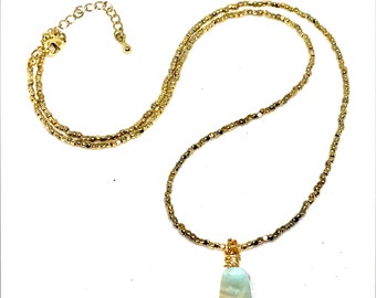 Collana in calcite blu caraibico lavorata a mano con catena di perline dorate. SUPER BRILLANTE!!!