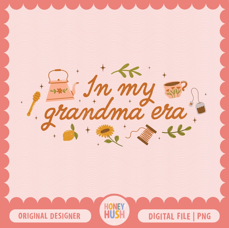 Pu&ograve; includere: Uno sfondo rosa con un motivo ondulato marrone. Il testo "In my grandma era" &egrave; scritto in corsivo marrone. L'immagine include illustrazioni di una teiera, una tazza di t&egrave;, un limone, un girasole, un rocchetto di filo e un mestolo di miele.