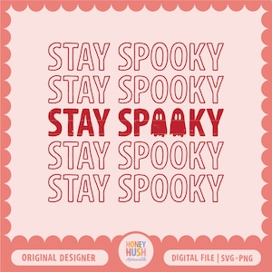 Puede incluir: Texto rojo sobre fondo rosa que dice "Stay Spooky" cinco veces con dos siluetas de fantasmas en la tercera l&iacute;nea. El texto tiene un aspecto desgastado. La parte inferior de la imagen tiene un rect&aacute;ngulo blanco con las palabras "Original Designer" y un c&iacute;rculo de colores con las palabras "Honey Hush Mercantile". El lado derecho de la imagen tiene un rect&aacute;ngulo blanco con las palabras "Digital File | SVG + PNG".