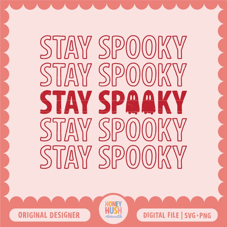 Puede incluir: Texto rojo sobre fondo rosa que dice "Stay Spooky" cinco veces con dos siluetas de fantasmas en la tercera l&iacute;nea. El texto tiene un aspecto desgastado. La parte inferior de la imagen tiene un rect&aacute;ngulo blanco con las palabras "Original Designer" y un c&iacute;rculo de colores con las palabras "Honey Hush Mercantile". El lado derecho de la imagen tiene un rect&aacute;ngulo blanco con las palabras "Digital File | SVG + PNG".