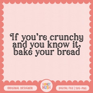 K&ouml;nnte beinhalten: Ein rosa-wei&szlig;er Hintergrund mit einem schwarzen Text&uuml;berlagerung, der "If you're crunchy and you know it, bake your bread" lautet. Der Text ist in einer fetten, dekorativen Schriftart. Am unteren Rand des Bildes befindet sich ein wei&szlig;es Rechteck mit dem Text "ORIGINAL DESIGNER" und ein Kreis mit dem Text "HONEY HUSH" in einem gelben, orangefarbenen und wei&szlig;en Farbschema. Die rechte Seite des Bildes enth&auml;lt ein wei&szlig;es Rechteck mit dem Text "DIGITAL FILE | SVG+PNG".