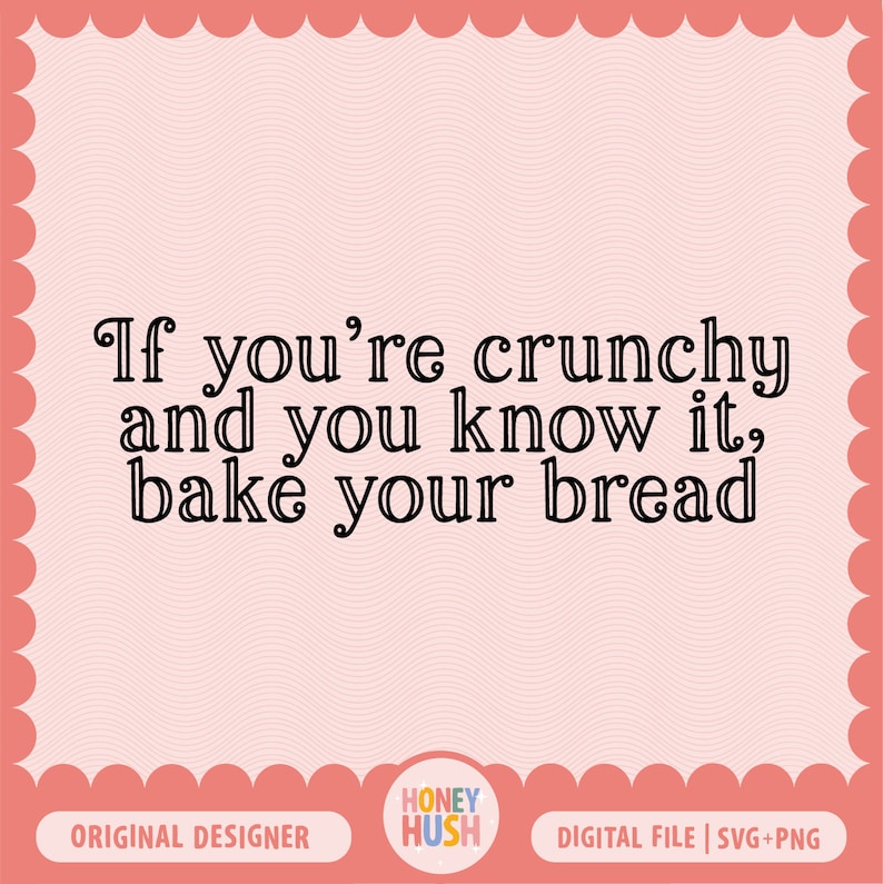 K&ouml;nnte beinhalten: Ein rosa-wei&szlig;er Hintergrund mit einem schwarzen Text&uuml;berlagerung, der "If you're crunchy and you know it, bake your bread" lautet. Der Text ist in einer fetten, dekorativen Schriftart. Am unteren Rand des Bildes befindet sich ein wei&szlig;es Rechteck mit dem Text "ORIGINAL DESIGNER" und ein Kreis mit dem Text "HONEY HUSH" in einem gelben, orangefarbenen und wei&szlig;en Farbschema. Die rechte Seite des Bildes enth&auml;lt ein wei&szlig;es Rechteck mit dem Text "DIGITAL FILE | SVG+PNG".