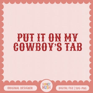 Pode incluir: Texto vermelho desbotado em um fundo rosa que diz "PUT IT ON MY COWBOY'S TAB". O texto está em um estilo de fonte western vintage. O fundo tem um padrão ondulado sutil.