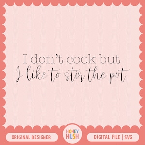 Pode incluir: Um fundo rosa e branco com uma borda festonada. O texto "I don't cook but I like to stir the pot" está escrito em fonte cursiva preta. As palavras "ORIGINAL DESIGNER" e "DIGITAL FILE | SVG" estão escritas em preto na parte inferior da imagem. As palavras "HONEY HUSH" estão escritas em preto dentro de um círculo com fundo amarelo.