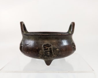 15～16世紀、明代に作られた、打ち出しと彫金の技法を用いた極めて