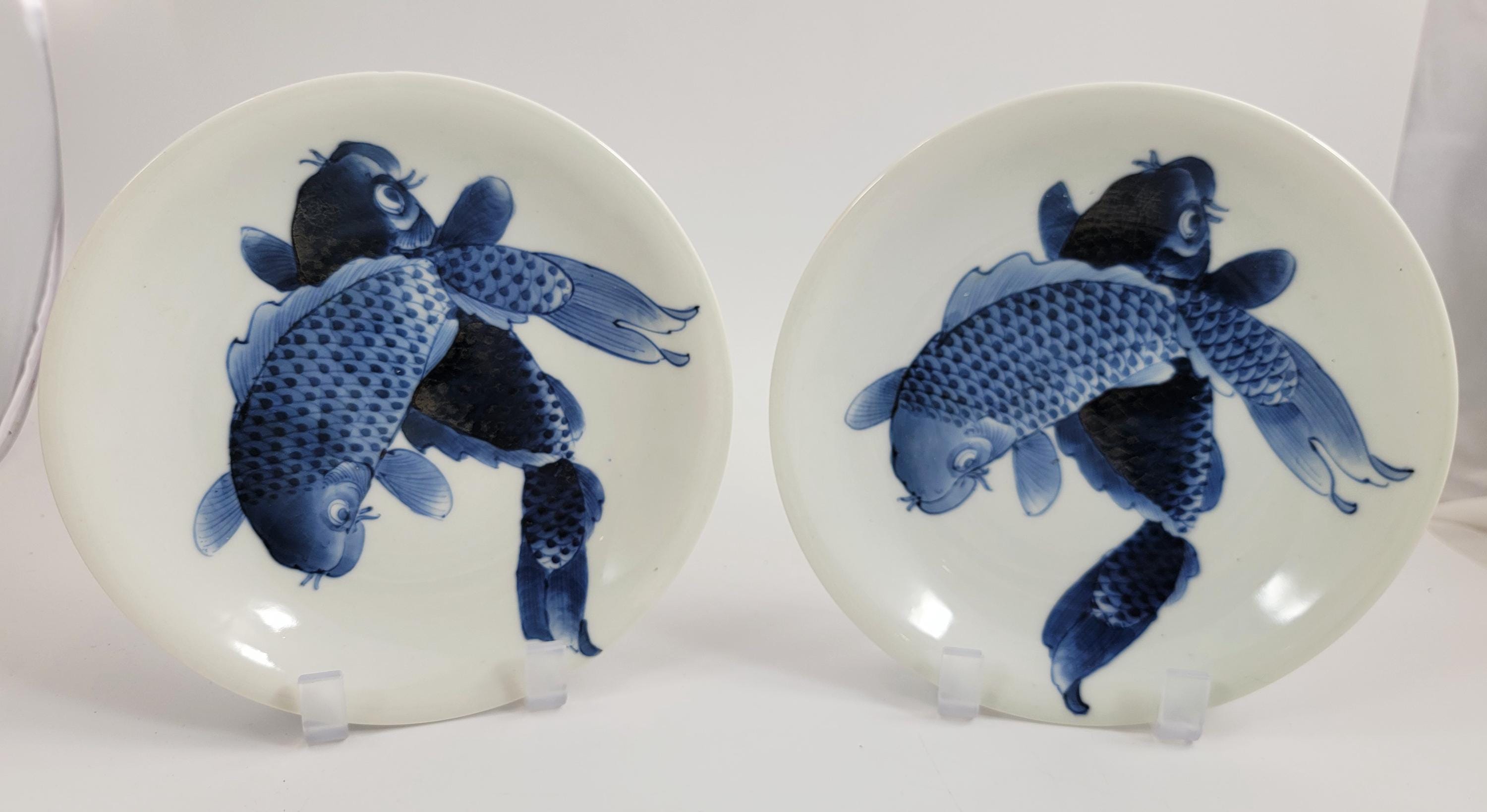 有田焼青白磁「双鯉」皿 ペア 明治時代 福印 - Etsy 日本